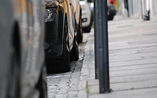 Autos parken am Straßenrand