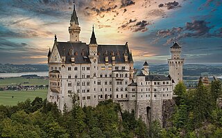 Schloss Neuschwanstein als Ausflugsziel ab Landsberg am Lech – das berühmte Märchenschloss in den bayerischen Alpen mit Turmspitzen und Bergkulisse.