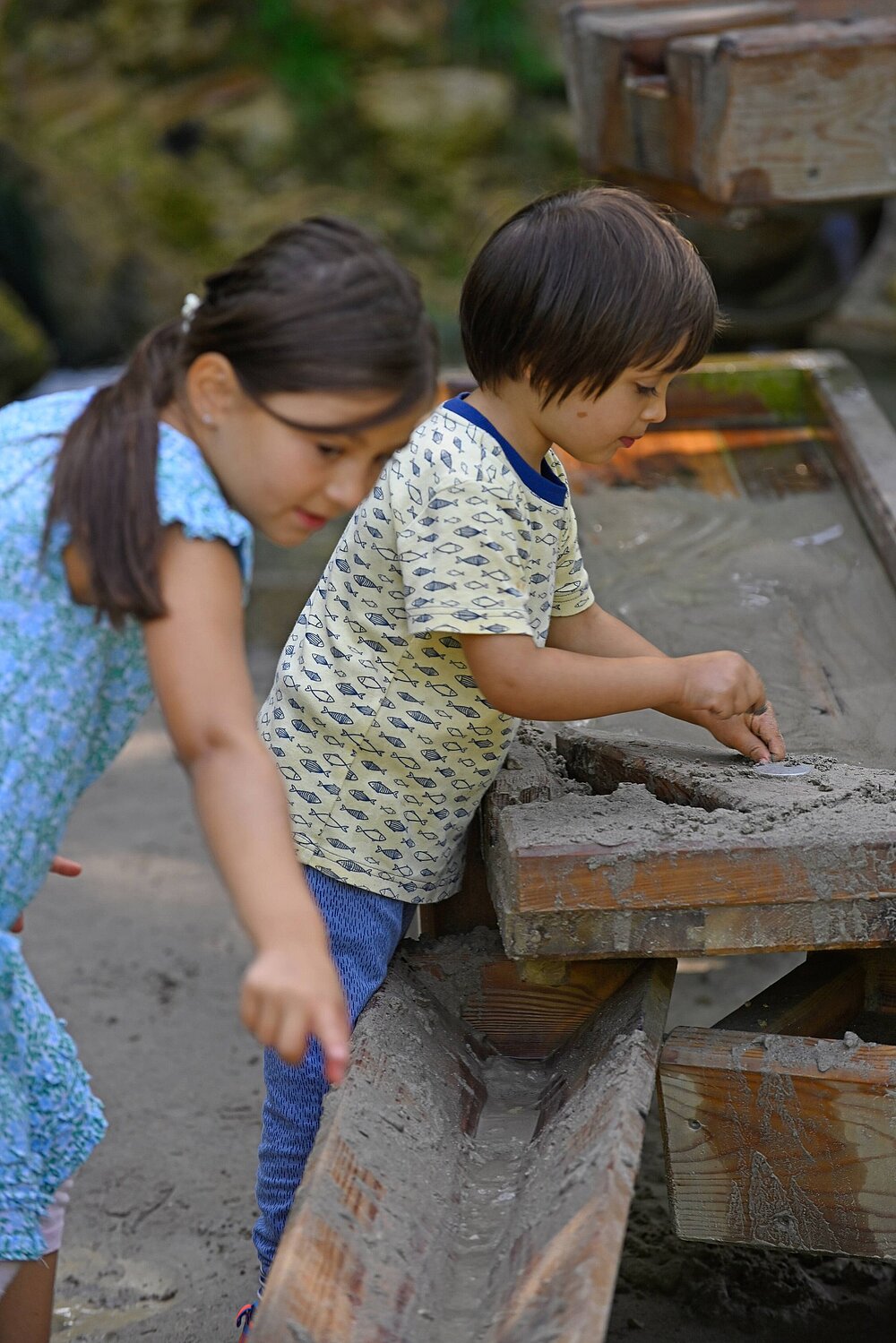 Kinder am Wasserspielplatz