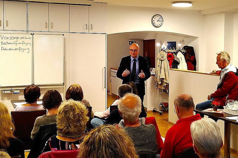 Bild: Horst Kürschner BU: Von links: Rechtsanwalt Markus Bauer und Heinrich Epple vom Seniorenbeirat Landsberg beim Vortrag über Vorsorgevollmacht im Kratzertreff. Die Zuhörerinnen und Zuhörer verfolgten interessiert die Ausführungen des Referenten.