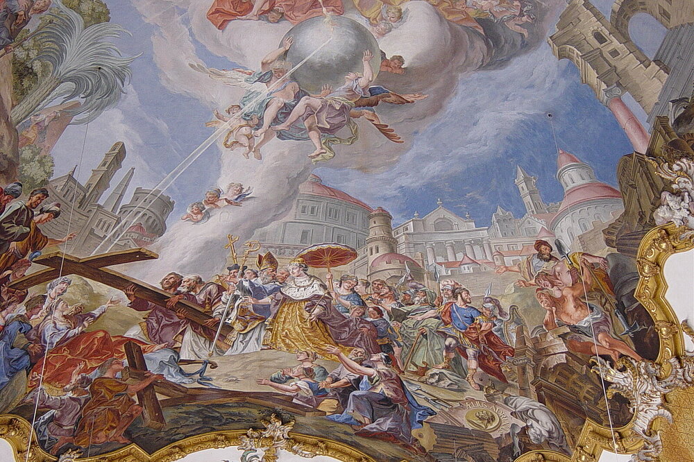 Rokoko‑Deckfresko in der Heilig‑Kreuz‑Kirche Landsberg: Engel, Heilige und Kaiserin mit Globus vor himmlischer Architektur.