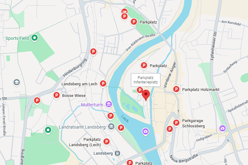 Google Maps-Übersicht über Behindertenparkplätze (rot markiert) in Landsberg am Lech, inklusive Parkplätzen u. a. am Landratsamt, Mutterturm, Lechstraße und Von-Kühlmann-Straße.