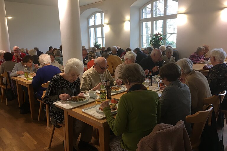 Bild: Die Landsberger Seniorinnen und Senioren folgten zahlreich der Einladung zum Mittagstisch in den Speisesaal des Agrarbildungszentrums.