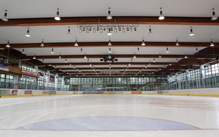 große Eisfläche in der Eissporthalle 
