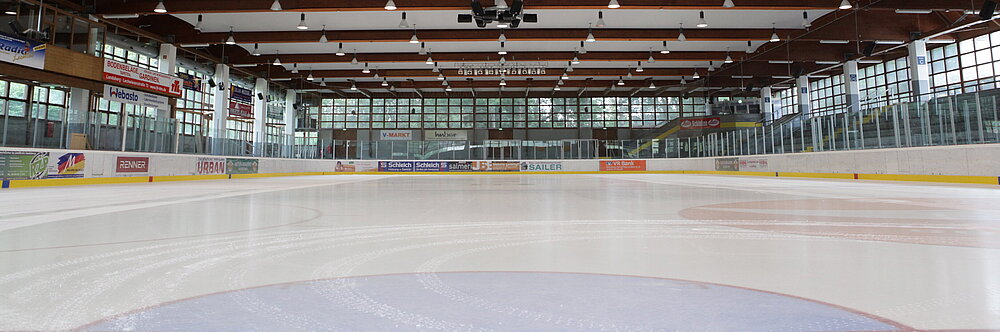 große Eisfläche in der Eissporthalle 