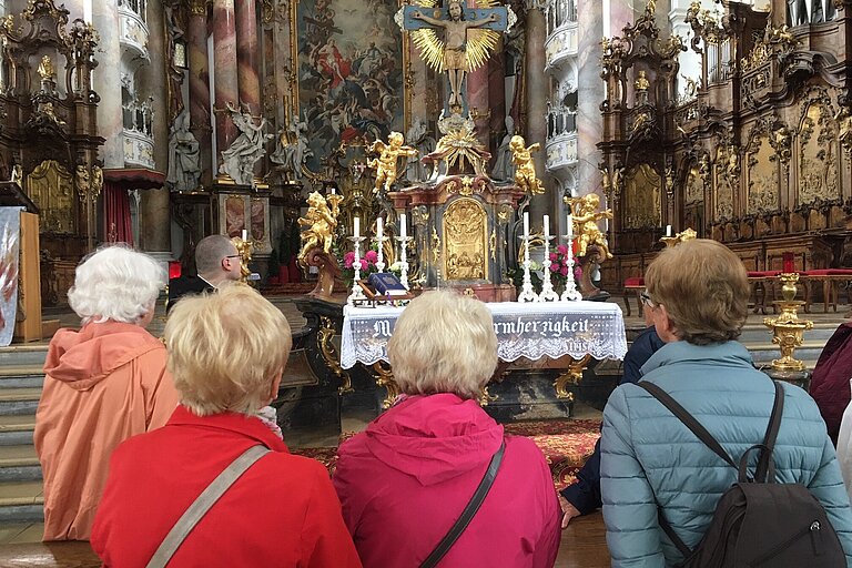 BU: Die Landsberger Seniorinnen und Senioren bestaunten in der Klosterkirche der Benediktinerabtei Ottobeuren die opulenten barocken Altäre aus dem 18. Jahrhundert.