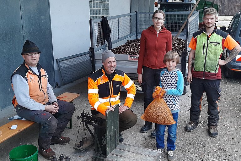 Bild von links: Tobias Harrer (Forstwirt), Ulrich Metzger (Revierleiter), Carina Heel (FöJ), Benedikt Schlosser, Niklas Schweiger (Forstwirt)