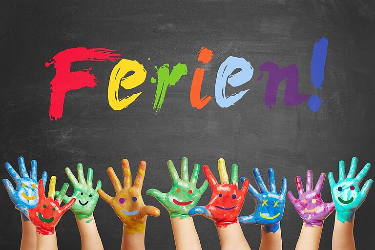 Kinder mit bunten Händen jubeln über Ferien