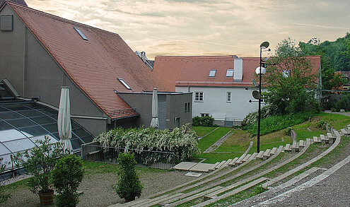 Theatergarten mit Tribüne