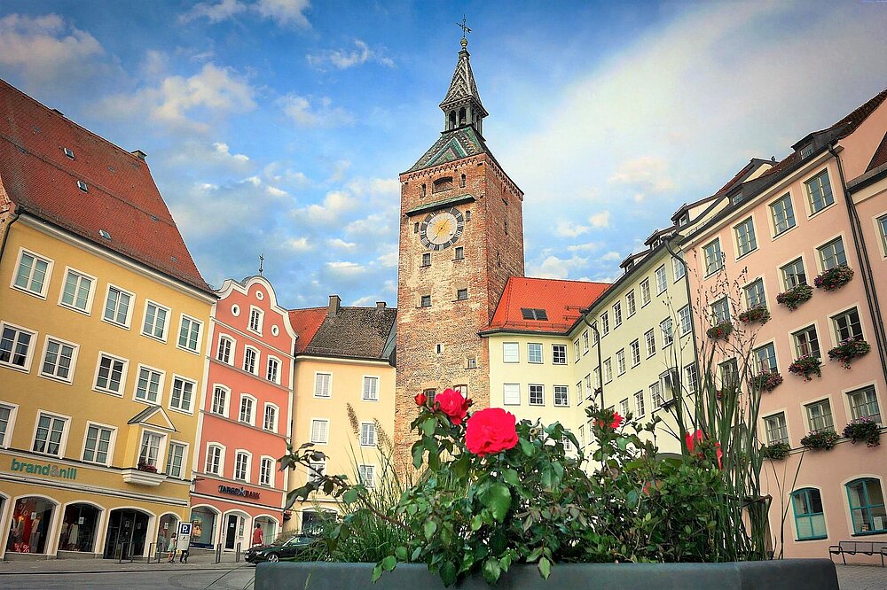 Historischer Hauptplatz in Landsberg am Lech mit Schmalzturm, bunten Fassaden und Blick auf die Altstadt