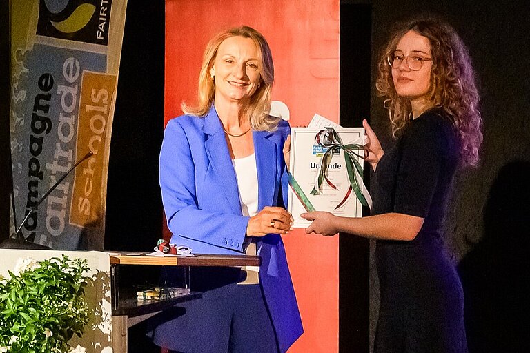 Oberbürgermeisterin Doris Baumgartl übergibt die Fairtrade Urkunde an Lina Rößner