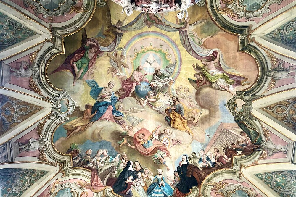 Rokoko‑Deckfresko in der Ursulinenkirche Landsberg: Maria Himmelfahrt umgeben von Engeln, Heiligen und pastellfarbenen Wolken.