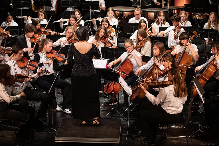 Birgit Abe wird auch 2025 mit ihren städtischen Jugendorchestern im Stadttheater Landsberg zum 80. Jubiläum des Liberation Concerts maßgeblich den Ton angeben. (Aufnahme vom Liberation Concert 2023) Foto: Noah Cohen