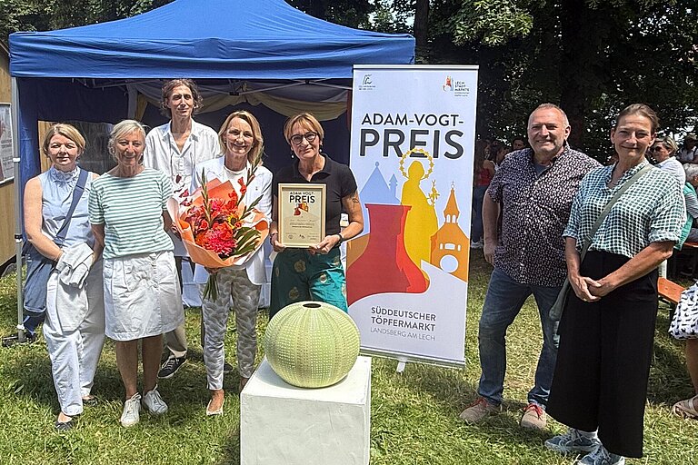 Oberbürgermeisterin Doris Baumgartl überreichte gemeinsam mit der Jury den Adam-Vogt-Preis an Karin Baumann-Jünger für ihr Seeigel-Objekt auf dem 48. Süddeutschen Töpfermarkt.