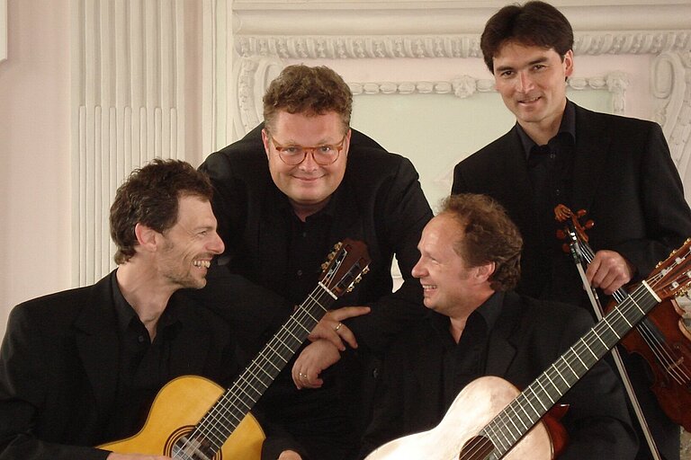 Mit „Stradivaris Geschenk“ sind sie wieder im Rathausfestsaal zu erleben: (vorne) Christian Gruber und Peter Maklar, Alex Dorow (mitte) und Key Thomas Märkl (rechts) Foto: privat