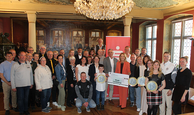 Bild: Sparkasse Landsberg-Dießen Roland Böck, Vorstandsmitglied der Sparkasse Landsberg-Dießen überreichte Oberbürgermeisterin Doris Baumgartl den symbolischen Scheck in Höhe von knapp 30.000 Euro.