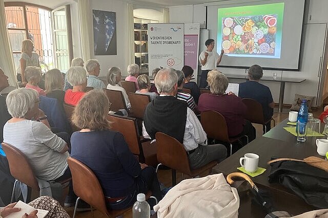 BU: Zahlreiche Besucherinnen und Besucher waren zum Vortrag „Gesundheit beginnt im Darm“ gekommen, um sich Ernährungstipps für ihre Darmgesundheit zu holen. Bild: Ingrid Fackler