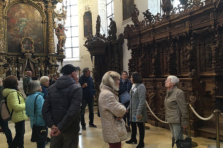Das 1677 vollendete Buxheimer Chrofgestühl ist aus Eichenholz geschnitzt und besitzt einen bestauenswerten Reichtum an Figuren und Ornamenten.