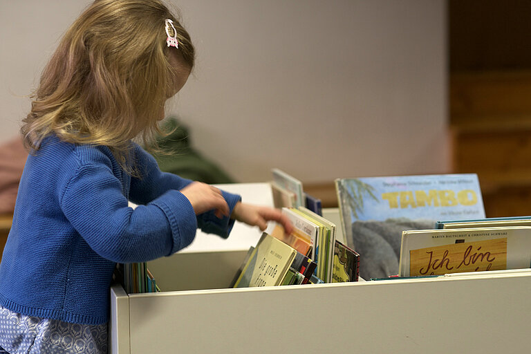 Kind in der Stadtbibliothek