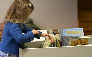 Kind in der Stadtbibliothek