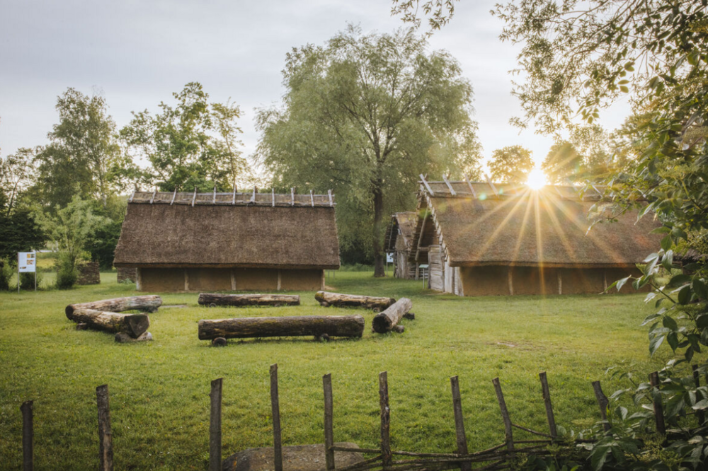 Steinzeitdorf im archäologischen Park Pestenacker