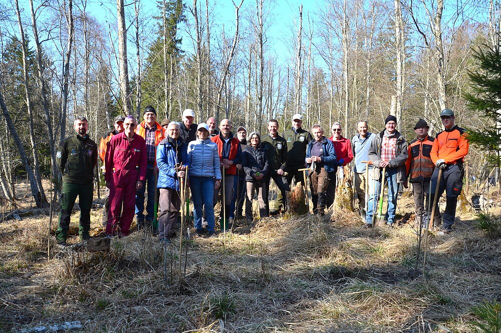 Viele Hände ergaben ein schnelles Ende. Innerhalb von eineinhalb Stunden waren 250 Baumsetzlinge gepflanzt. Foto: Michael Ruprecht