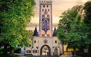 Das Bayertor (erbaut 1419–1425) ist eines der schönsten gotischen Stadttore Bayerns und Wächter der Landsberger Altstadt. 
